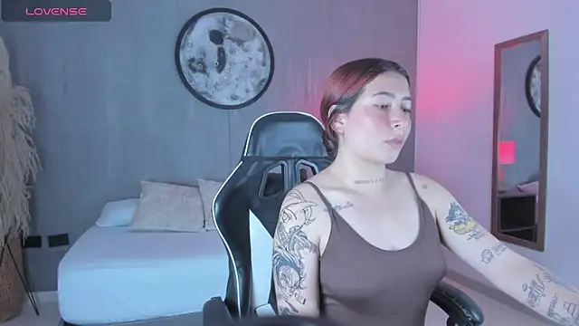 charlottee27  online show from February 22, 2026, 2:13 am