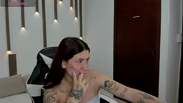 charlottee27  online show from April 9, 2026, 2:11 am