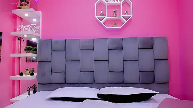 ManuelaJohnson online show from April 19, 2026, 12:37 pm