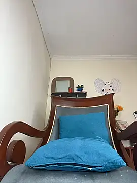 LilaRvsh online show from April 18, 2026, 1:59 pm