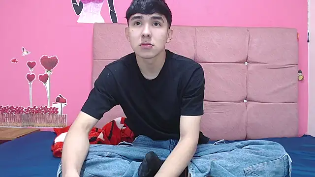 massimoferrera303av online show from February 17, 2026, 5:19 pm