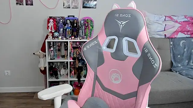 MollysLand online show from April 13, 2026, 9:26 am