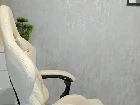 Snapshot of MistressMiia chatting on May 30, 2026, 5:21 pm MistressMiia online show from May 30, 2026, 5:21 pm