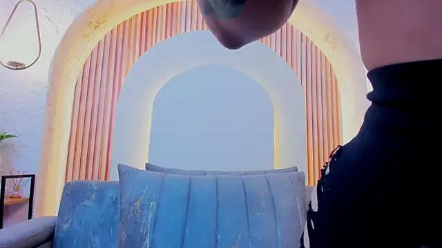 violet scott  online show from March 25, 2026, 10:21 am