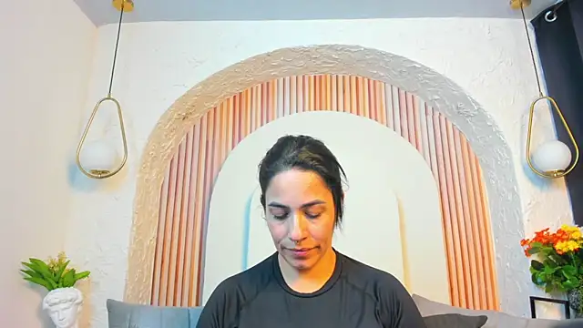 violet scott  online show from May 27, 2026, 11:13 pm