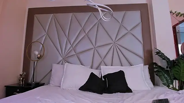 Snapshot of valenssio_moretti chatting on March 4, 2026, 8:04 pm valenssio moretti online show from March 4, 2026, 8:04 pm