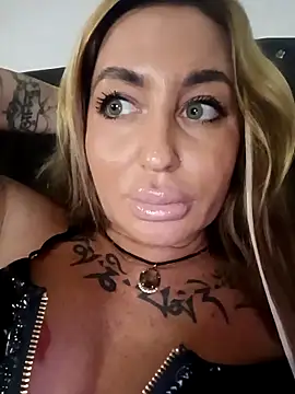 MiaMooly online show from November 8, 2025, 5:34 pm