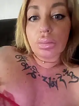 MiaMooly online show from April 12, 2026, 5:18 pm