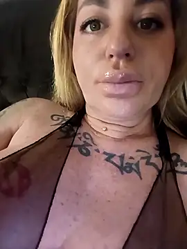 MiaMooly online show from April 18, 2026, 8:09 pm