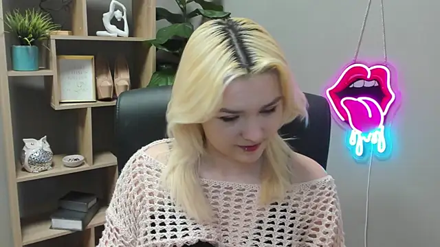 SweetLilyxo online show from March 18, 2026, 7:22 am