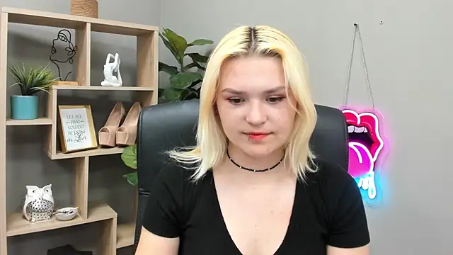 SweetLilyxo online show from June 2, 2026, 1:35 pm
