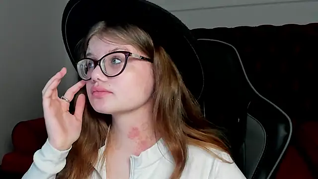 ChloeHalses online show from April 19, 2026, 5:01 pm