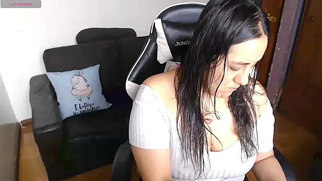 MeliisaRobers online show from April 18, 2026, 3:49 pm