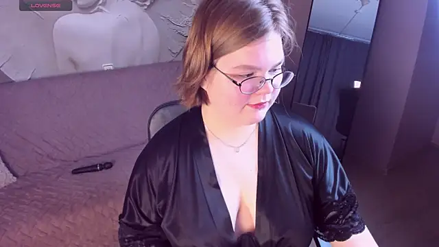 MaryFloree online show from February 8, 2026, 3:43 am