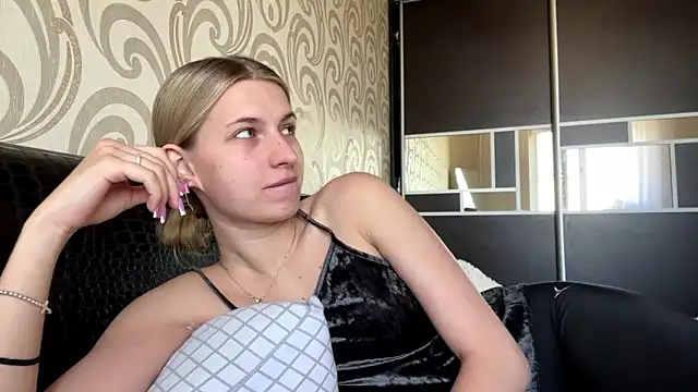Snapshot of JeneeEady chatting on June 4, 2026, 6:08 am JeneeEady online show from June 4, 2026, 6:08 am