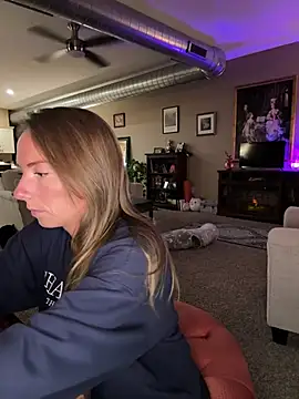 Snapshot of mooviebaby chatting on February 26, 2026, 1:26 am mooviebaby online show from February 26, 2026, 1:26 am