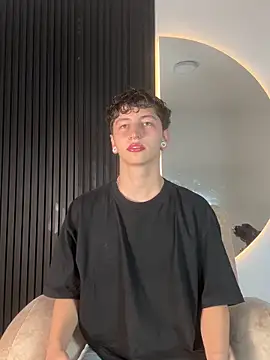 Snapshot of ARON_LUXX chatting on February 11, 2026, 3:11 am ARON LUXX online show from February 11, 2026, 3:11 am