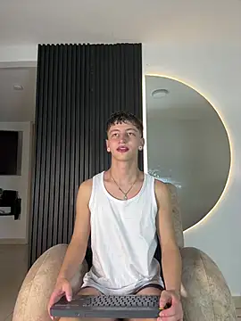 Snapshot of ARON_LUXX chatting on February 18, 2026, 3:02 am ARON LUXX online show from February 18, 2026, 3:02 am