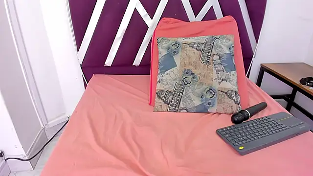 ninameduxx online show from April 9, 2026, 6:19 am