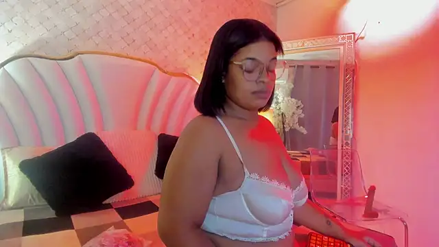 YazminJenner online show from April 12, 2026, 4:17 am