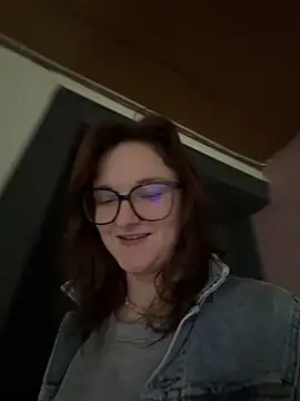 ViviLuu online show from March 13, 2026, 3:40 pm