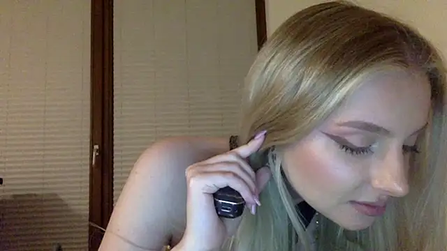 MayaWetDream online show from April 22, 2026, 8:21 pm