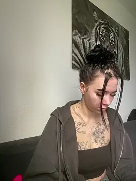 zoeelovee online show from February 25, 2026, 7:51 am