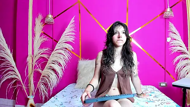 scarletdream5 online show from April 15, 2026, 12:23 pm