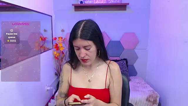 HannaOwen  online show from March 13, 2026, 1:51 pm