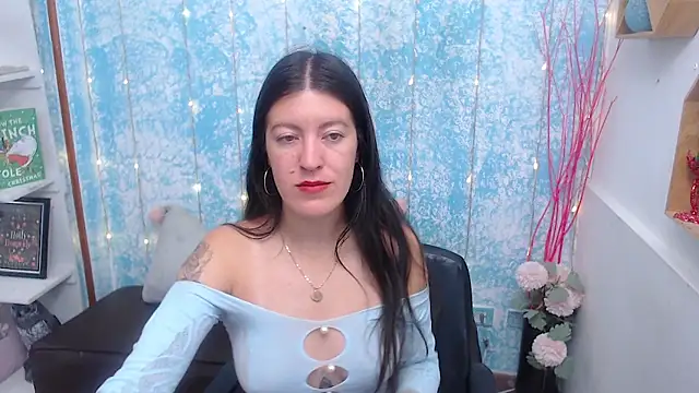 HannaOwen  online show from April 6, 2026, 1:56 pm