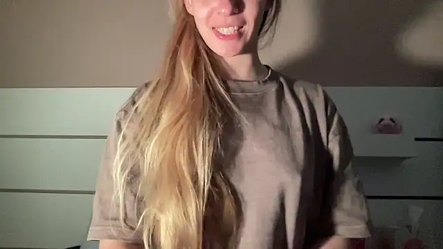 Snapshot of petiteetoile chatting on April 6, 2026, 5:58 pm petiteetoile online show from April 6, 2026, 5:58 pm