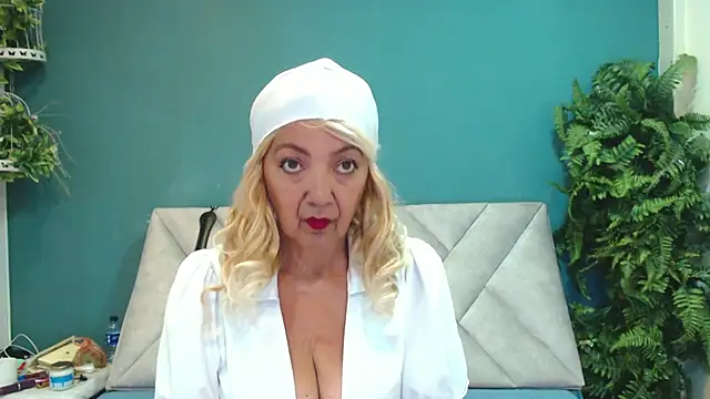 AmelieLux online show from April 10, 2026, 4:23 pm