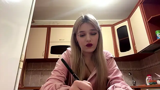 MiaBerlateen online show from February 13, 2026, 3:41 pm