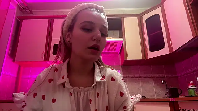 MiaBerlateen online show from February 25, 2026, 6:28 pm