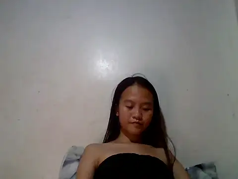 Yourlilpinayy online show from April 18, 2026, 11:58 am