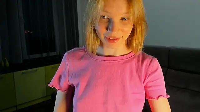 Snapshot of Kiracute18 chatting on May 29, 2026, 5:00 pm Kiracute18 online show from May 29, 2026, 5:00 pm
