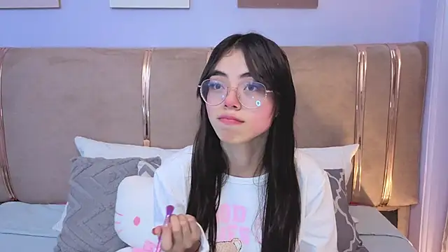 Mia Naive online show from July 18, 2026, 8:23 pm