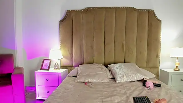 Alessiia Moon online show from April 18, 2026, 8:42 pm