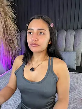 Nanda vixen  online show from April 18, 2026, 9:04 pm