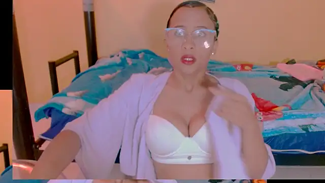 sexiempoderada18 online show from April 13, 2026, 2:00 pm