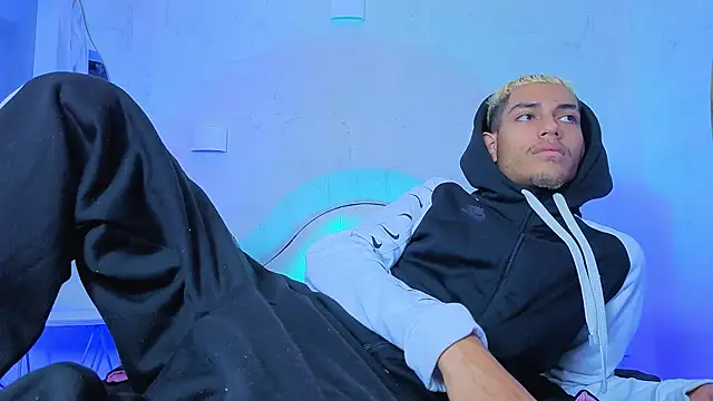 ItsZairen online show from April 15, 2026, 3:57 am