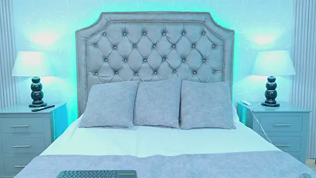 LaurenHazell online show from February 26, 2026, 4:11 am