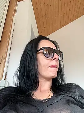 MiriamDelyn online show from April 19, 2026, 2:38 pm