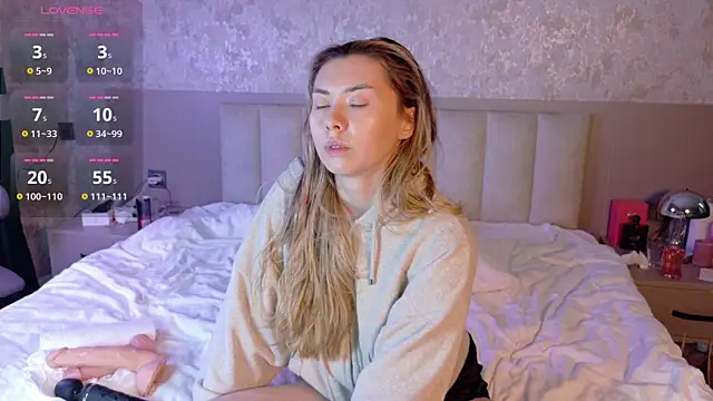 Snapshot of gwenonl1ne chatting on July 19, 2026, 8:51 am gwenonl1ne online show from July 19, 2026, 8:51 am