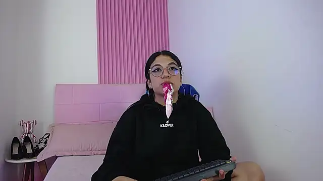 sharlotaustral18 online show from February 10, 2026, 3:38 pm