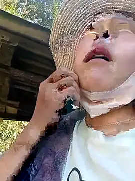 Yiyoongg online show from February 15, 2026, 7:51 am