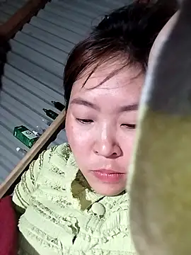 Yiyoongg online show from February 18, 2026, 1:29 pm