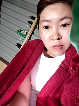 Yiyoongg online show from March 3, 2026, 1:50 pm