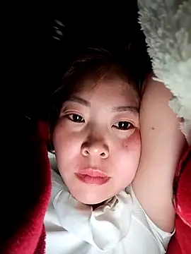 Yiyoongg online show from April 18, 2026, 10:43 pm