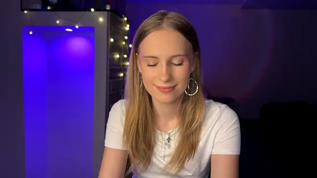 Snapshot of amily_sunray chatting on August 5, 2026, 4:54 pm amily sunray online show from August 5, 2026, 4:54 pm